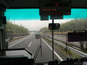 雨のバス車中から